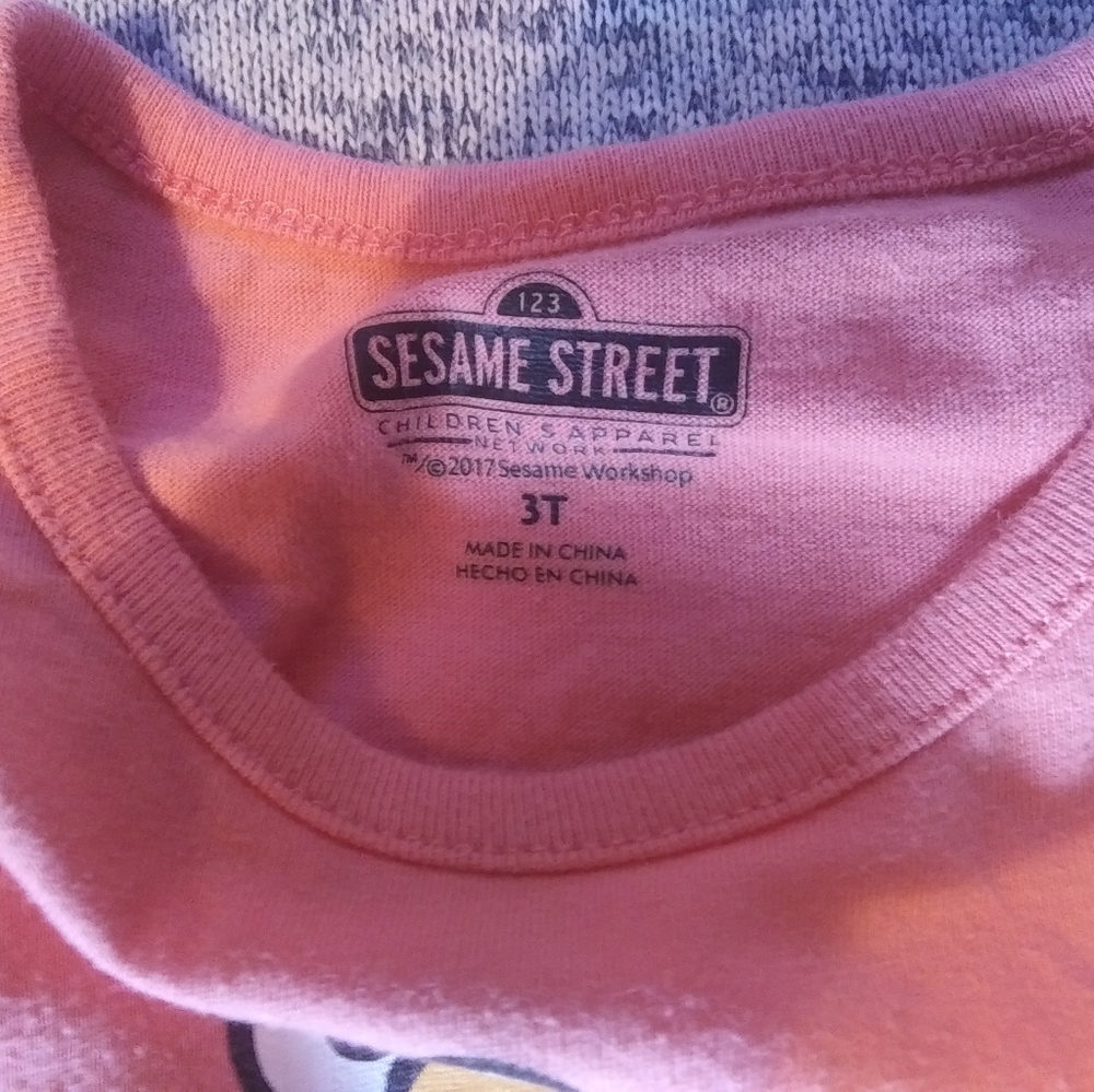 Two t-shirts size 3T - Picture 3 of 12